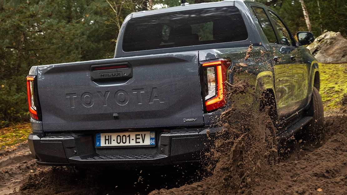 Toyota-Hilux-BEV-2026-exterieur-achterkant-in-terrein