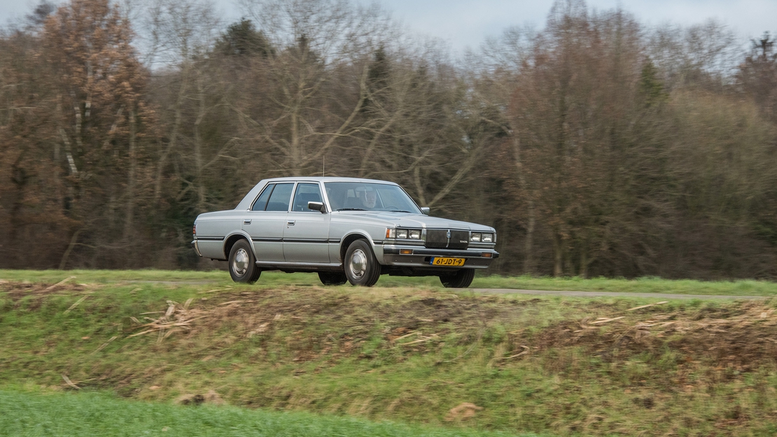 Toyota-Crown-2.2-diesel-1981-exterieur-rechts-voor-grijs.jpg