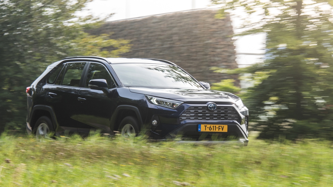 Toyota-exterieur-RAV4-rijdend-schuinvoor