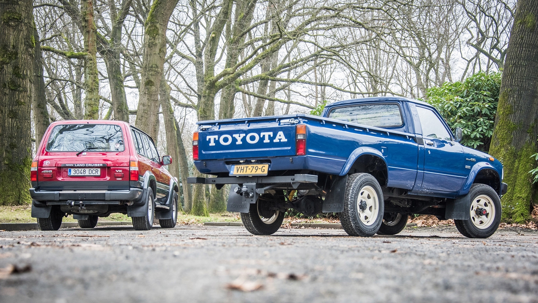 Toyota-Hilux-Land-Cruiser-HDJ80-exterieur-blauw-rood-achterzijde.jpg