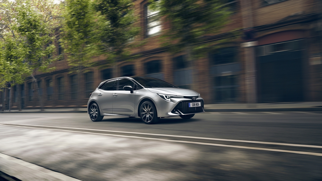toyota-corolla-hatchback-exterieur-driekwart-rechtsvoor-zilvergrijs