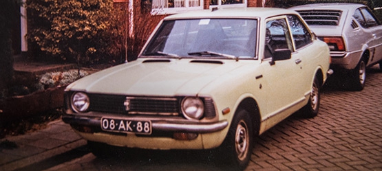 Toyota-Corolla-KE20-exterieur-driekwart-voorkant-wit-op-foto.jpg