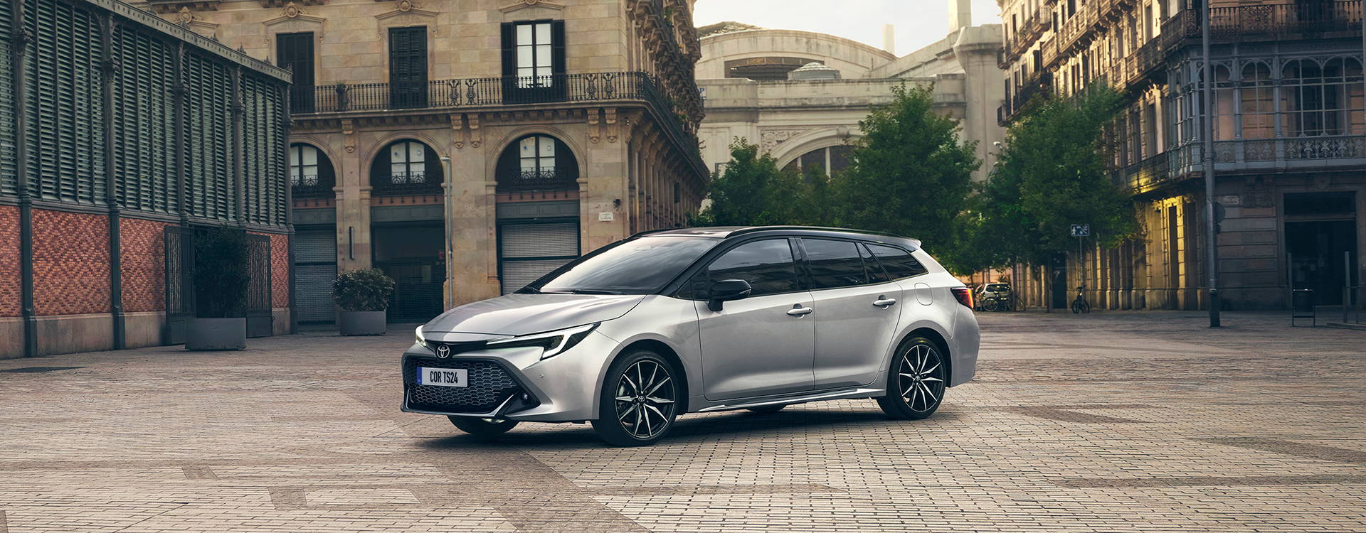 toyota-corolla-touring-sports-exterieur-driekwart-linksvoor-zilvergrijs-1140x380.png