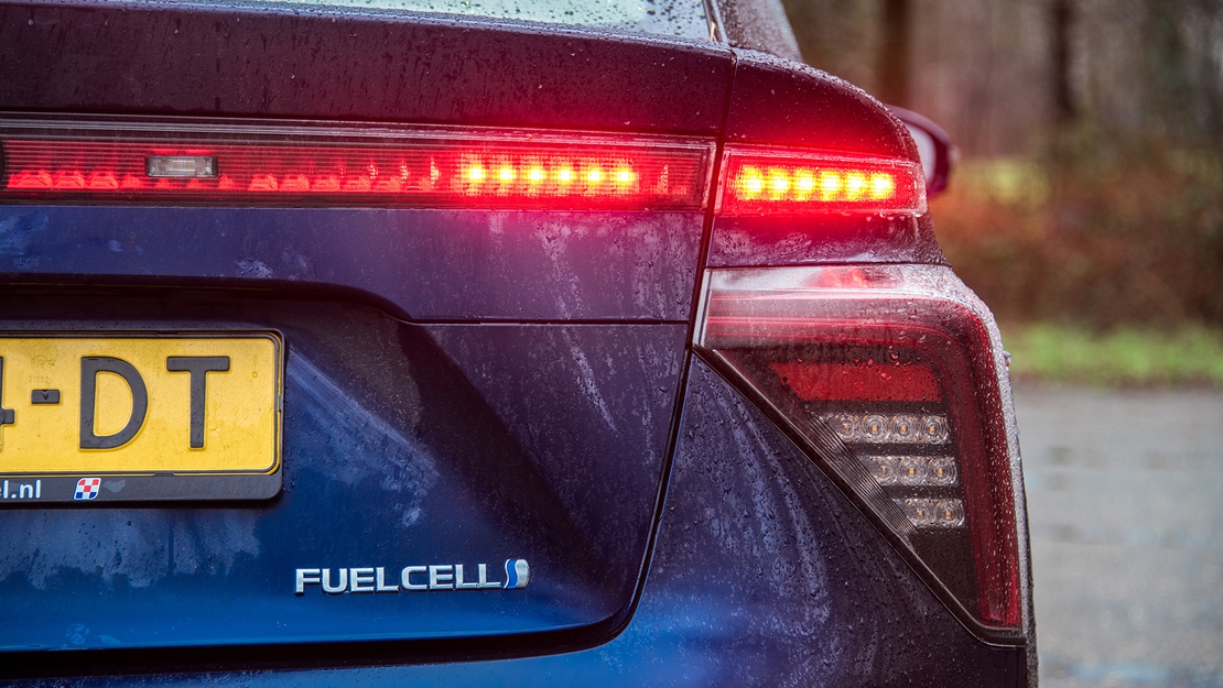 Toyota-Mirai-exterieur-achterkant-blauw-detail-Fuel-Cell-embleem.jpg